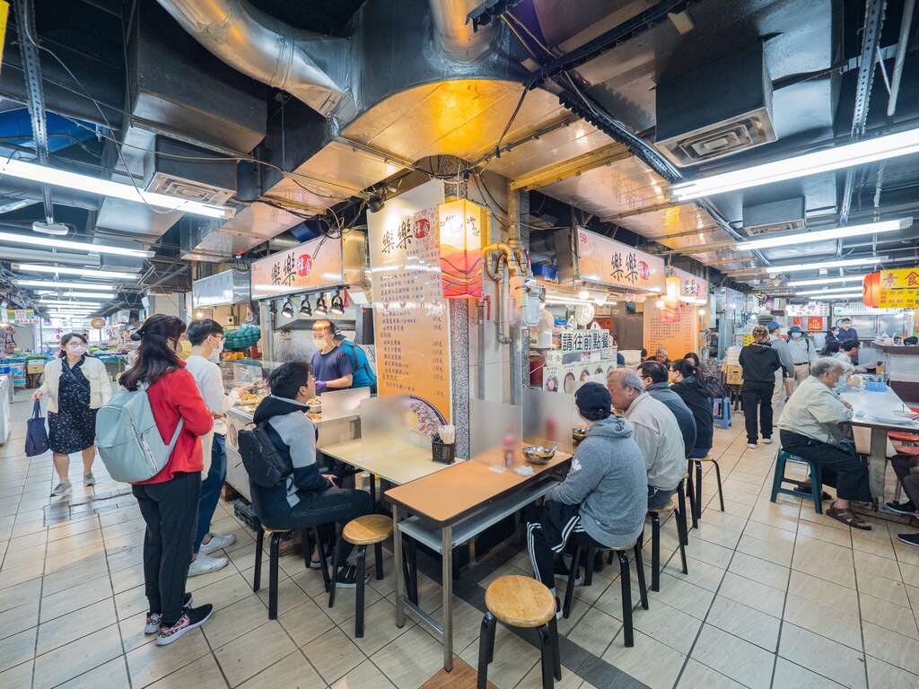 水源市场内的乐乐韩食每到用餐时刻就人潮不断