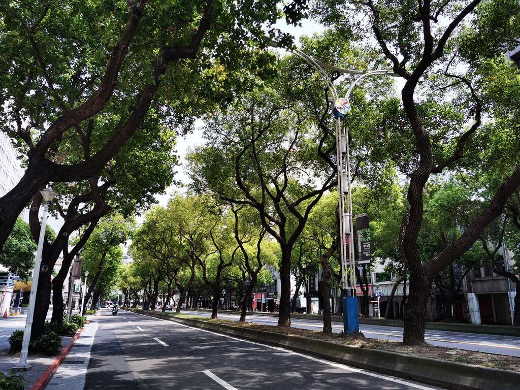 放慢步调享受悠闲的午後 与後方地景雕塑艺术品相呼应