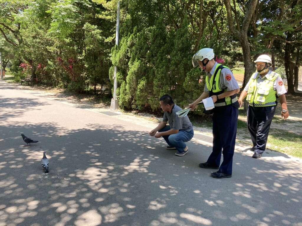 駐警發現餵食民眾發給公告宣導單
