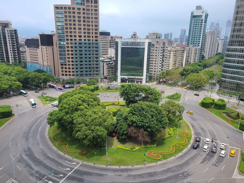 仁愛圓環是敦化南北路上僅存的圓環,也是臺北市重要的公共景觀
