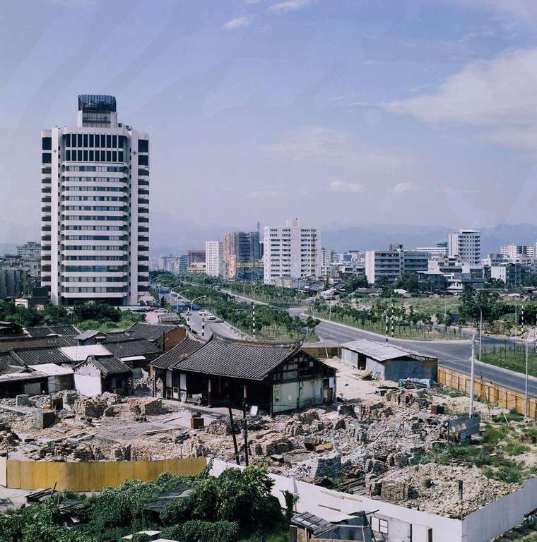 林安泰古厝拆遷過程實景,1978年林安泰古厝因拓寬敦化南路而拆遷(照片來源:文化部國家文化資料庫)