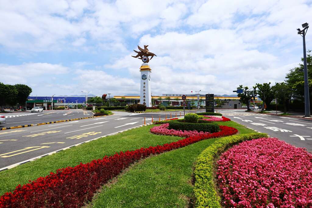 敦化南北路的辟建与松山机场息息相关(照片来源：工‧台北‧永续城市：104-107年工务建设成果汇编)