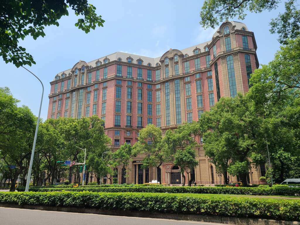 臺北文華東方酒店壯麗的歐式外觀建築,是全臺奢華旅宿指標,其前身為中泰賓館