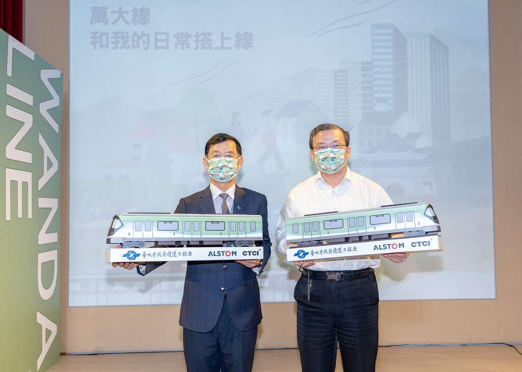 彭振声副市长(左)与捷运局张泽雄局长(右)手持荣获本次票选第一名5号朝气蓬勃的车体模型