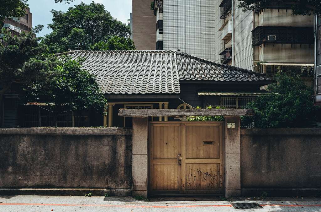 以台北捷运站周边为取景场域，让拍摄自助婚纱的过程如同小旅行，新人也不会因过於疲累状态不佳。（摄影／张晋瑞） (2)