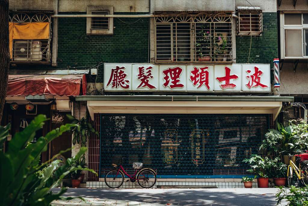 以台北捷運站周邊為取景場域，讓拍攝自助婚紗的過程如同小旅行，新人也不會因過於疲累狀態不佳。（攝影／張晋瑞）