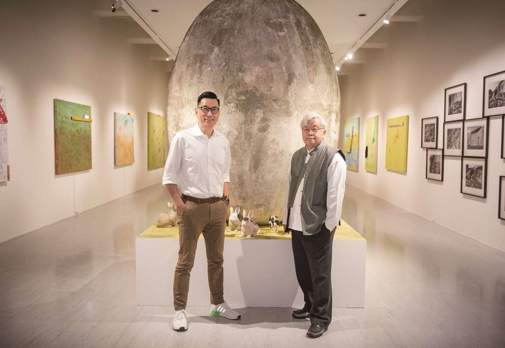 館長王俊傑與藝術家盧明德於個展「大遷徙」開展前，針對整體呈現做最後確認。（圖／台北市立美術館）