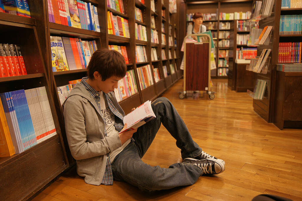 2010 年上映的《一頁台北》，留下了現已歇業的誠品書店敦南店故景。（圖／陳駿霖）