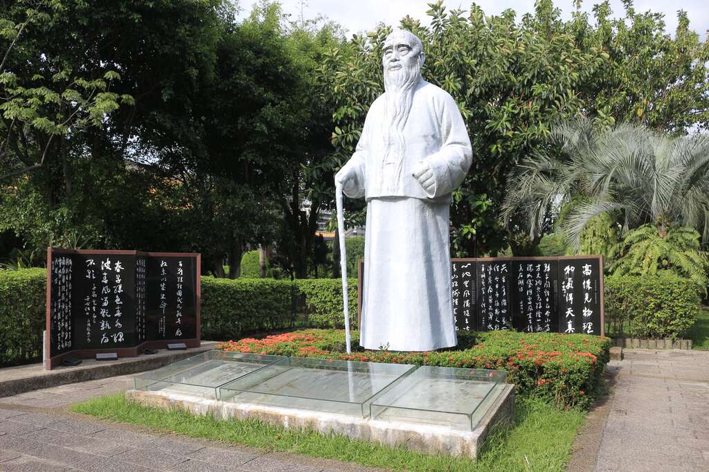 原位於仁愛圓環的于右任先生銅像，已搬遷至國父紀念館與其墨寶碑刻一同受後世緬懷