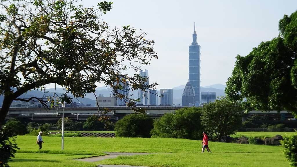 美堤河濱公園擁有廣大的綠地 還可遠眺101大樓