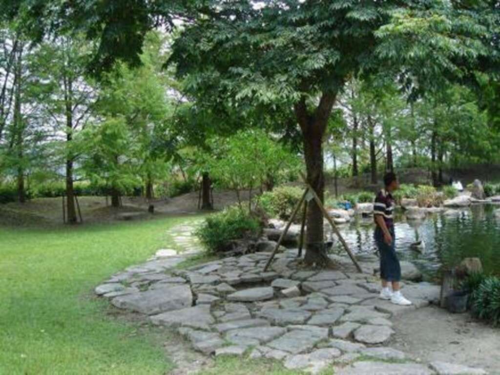 树下休憩区模拟区 环保再利用!未来将回收混拟土块打造树下休憩区