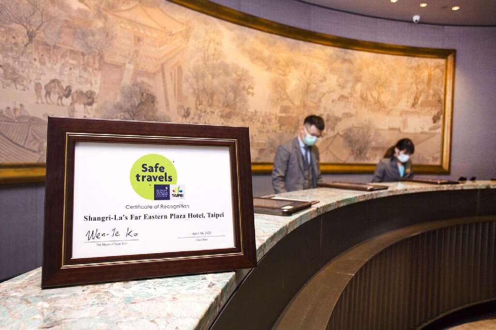 香格里拉台北远东国际大饭店将证书置於柜台~1