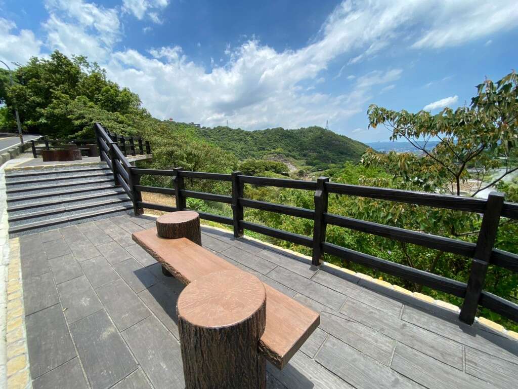 行义路旁观景平台供民众休憩及远眺硫磺谷地景