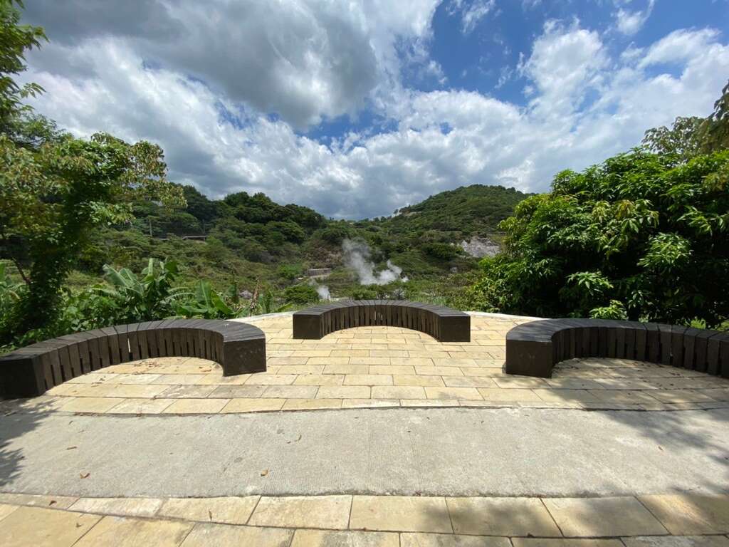 观赏硫磺谷特殊地景