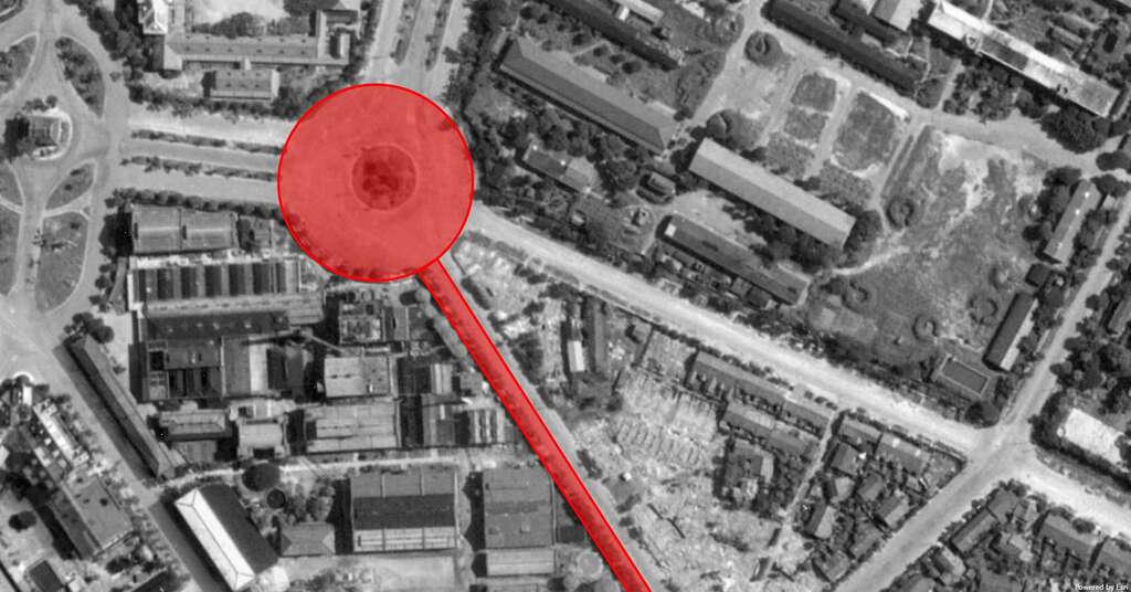 1945年，羅斯福路一段起點於愛國東西路分界點上圓環，現圓環已不存在，照片左方為專賣局南門工廠(照片來源臺北市政府都市發展局歷史圖資展示系統)