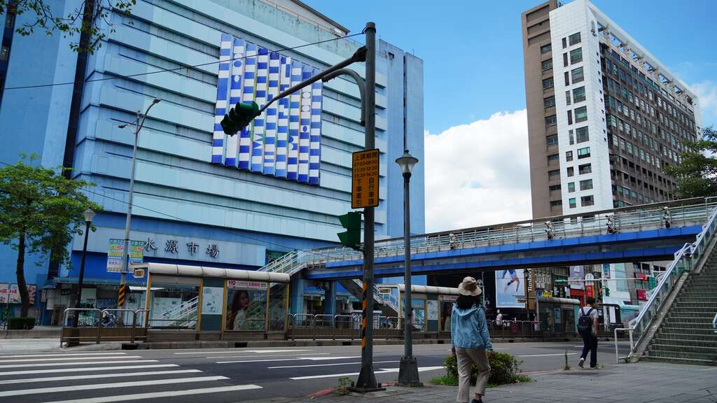 臺北市政府邀請以色列藝術家Yaacov Agam於正面外牆製作大型公共藝術作品《水源之心》，於2010年5月落成
