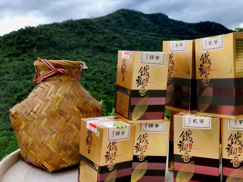 La oficina de información y turismo de la ciudad de Taipei le recomienda el té Muzha Tieguanyin como souvenir premiado de Maokong.