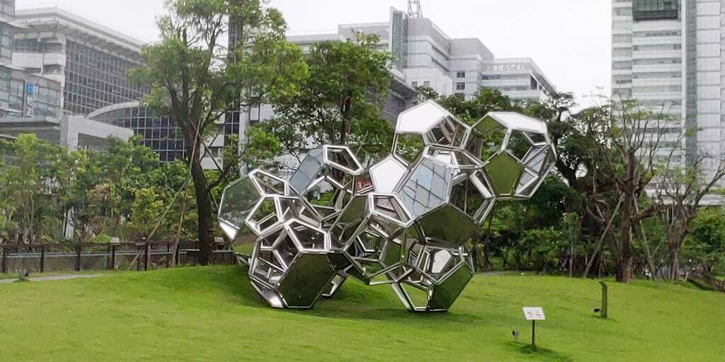 南港金融中心中Tomás Saraceno的作品