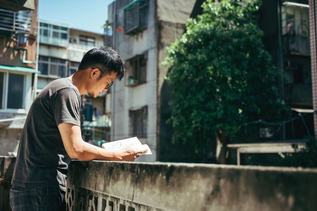 居家工作仍要为自己安排休息时间，在阳台看书、看风景是不错的选择。（摄影／张晋瑞）
