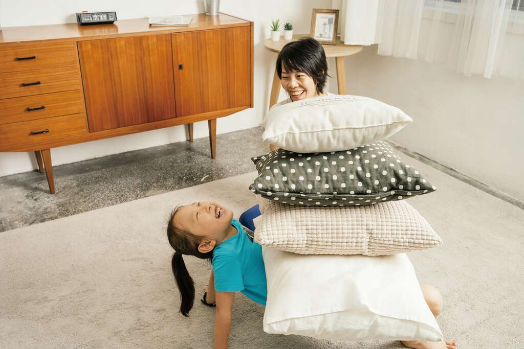 「桌子式」可以训练上半身肌耐力，透过叠加抱枕增加负重的挑战，让训练过程如同游戏一般充满乐趣。（摄影／林家贤）