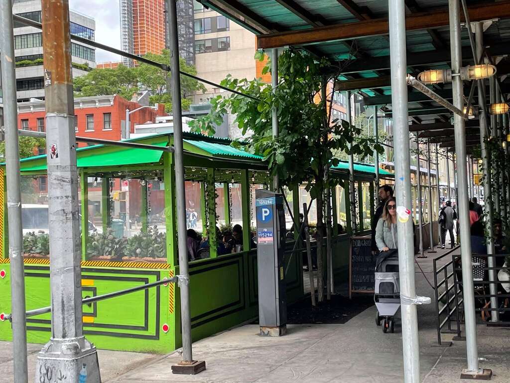在户外停车场搭建室外的用餐区已成为纽约餐饮业的新日常。（摄影／李濠仲）