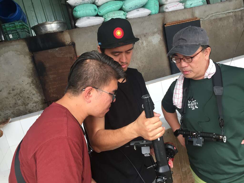 不论是面对受访者或是工作团队，制作人得居中扮演沟通与润滑的角色。（图／公共电视台）