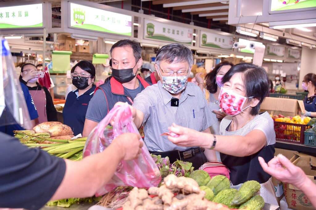 Mayor and mayoral first lady shopping at Huannan Market.