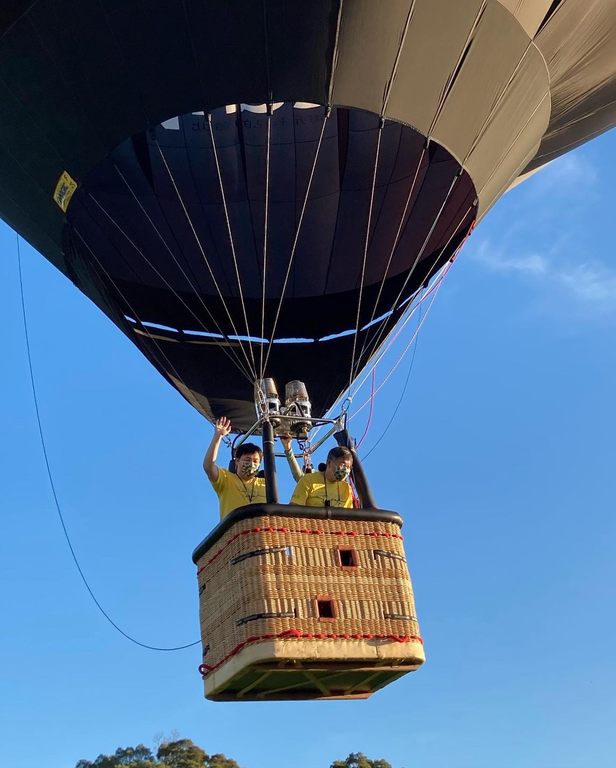 圖2 臺北市長柯文哲帶領觀光傳播局長劉奕霆率先搭乘超萌的熊讚3D造型熱氣球飛向天空