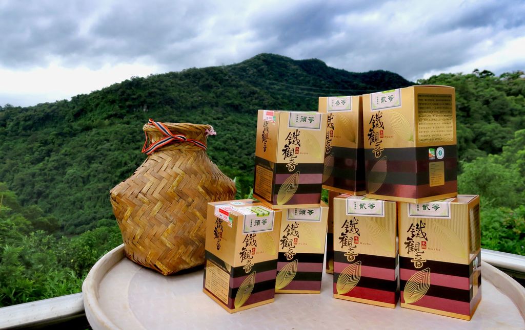 Biro Pariwisata dan Informasi Kota Taipei (TPE-DOIT) merekomendasikan hasil pemenang penghargaan buah tangan Maokong “teh Muzha Tieguanyin”.