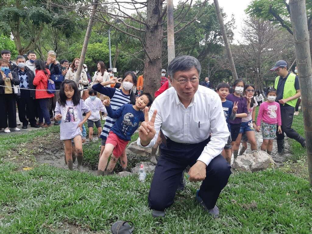 市长莅临踩泥活动为大小朋友加油打气1