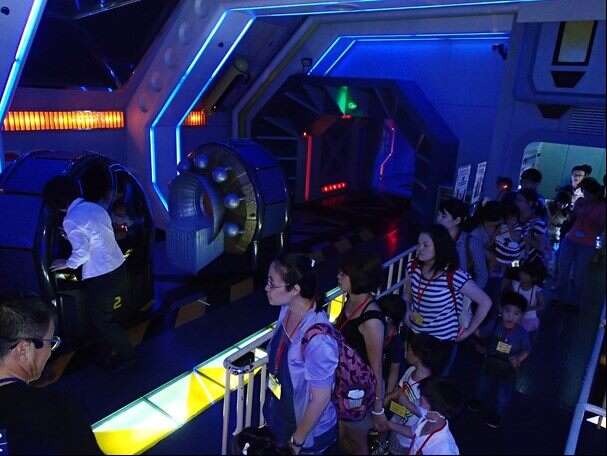 幼兒親子團體搭乘天文館宇宙探險軌道車