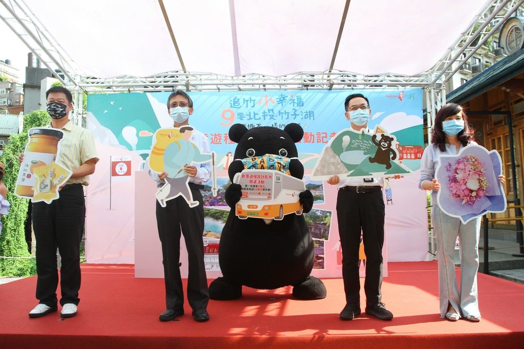 北市觀傳局大力推廣北投、陽明山觀光,邀請民眾搭乘台灣好行~北投-竹子湖線出遊(右2觀光傳播局沈永華專門委員、左2交通部觀光局陳淵楠科長、右1台北市溫泉協會周水美理事長、左1大南汽車宋成章副總經理)。