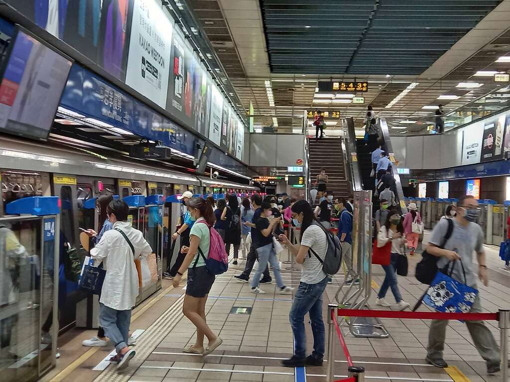Crowds taking the MRT