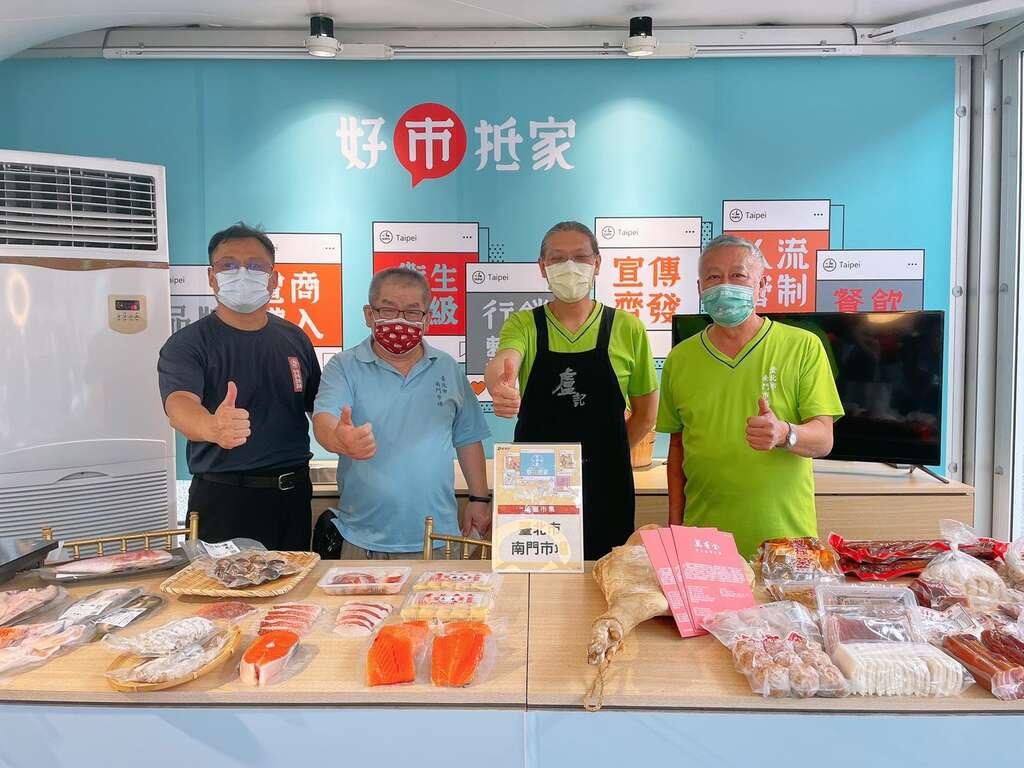 南门市场自治会会长王铨国及南门市场摊商