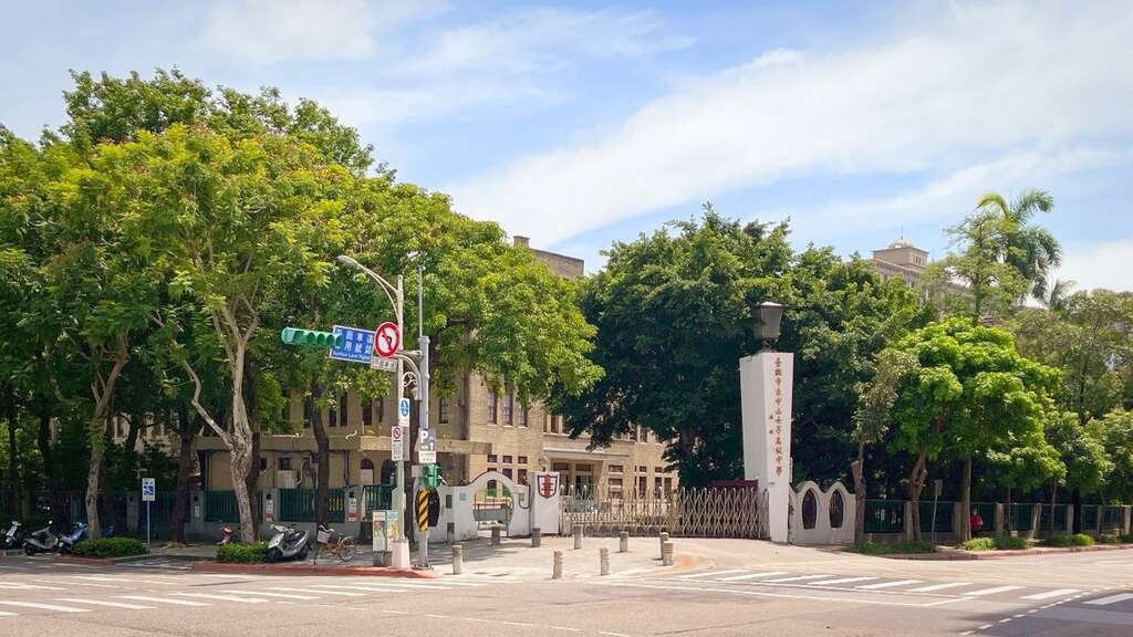 现在的中山女高周边大树已成荫，但仍大约可看到建物仍保存的很好。(照片提供：工务局)