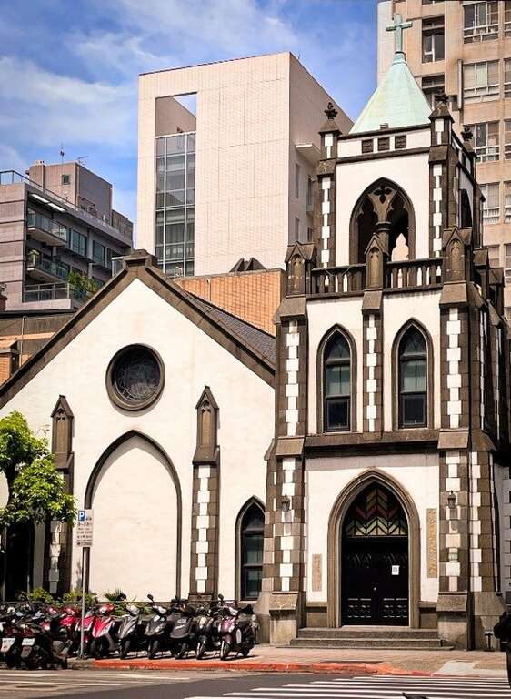 現在教堂土地已不似以往寬闊，而長安東路也由日本時代的四條通變成了交通要道，教堂靜靜的佇立在此看著週邊的變化。(照片提供：工務局)