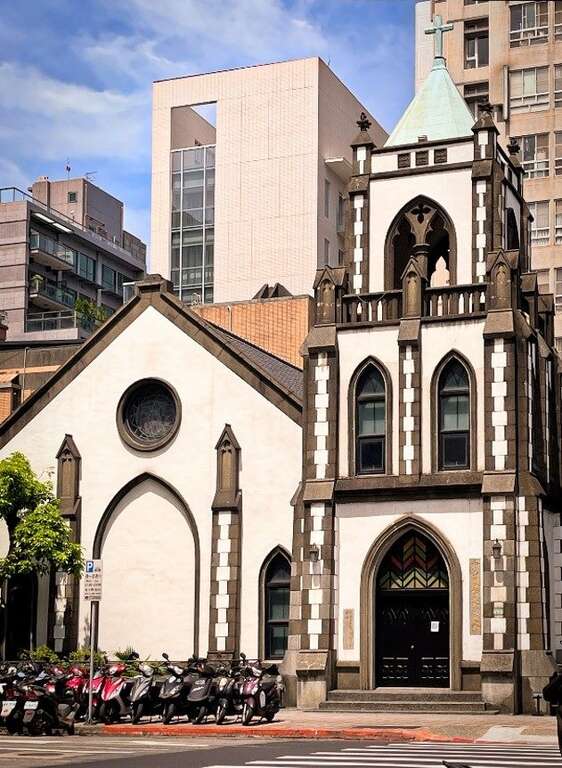 现在教堂土地已不似以往宽阔，而长安东路也由日本时代的四条通变成了交通要道，教堂静静的伫立在此看着周边的变化。(照片提供：工务局)