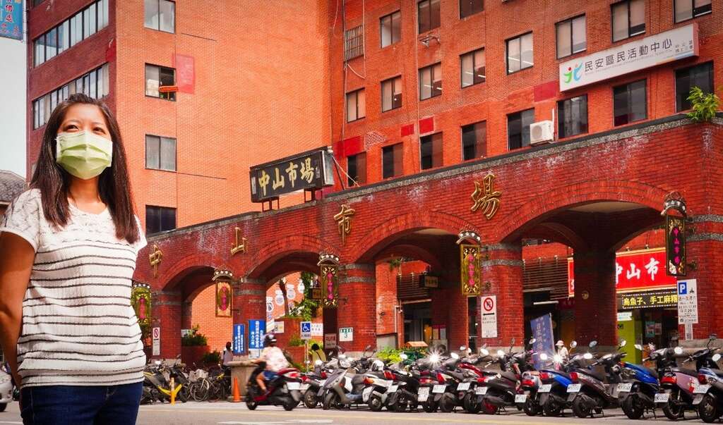 超过一世纪的中山市场，虽然曾经历一场火灾，却仍不影响市场生意，里面迄今仍有许多超人气的美食名摊。(照片提供：工务局)