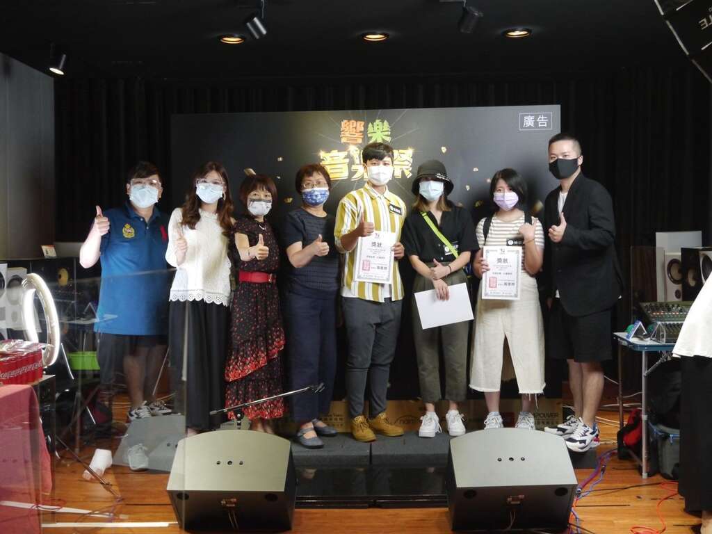 台北市新中華路影音電器街促進會理事長 黃意婷(左三)、商業處江美玲副處長(左四)與響樂音樂祭獲獎選手大合照