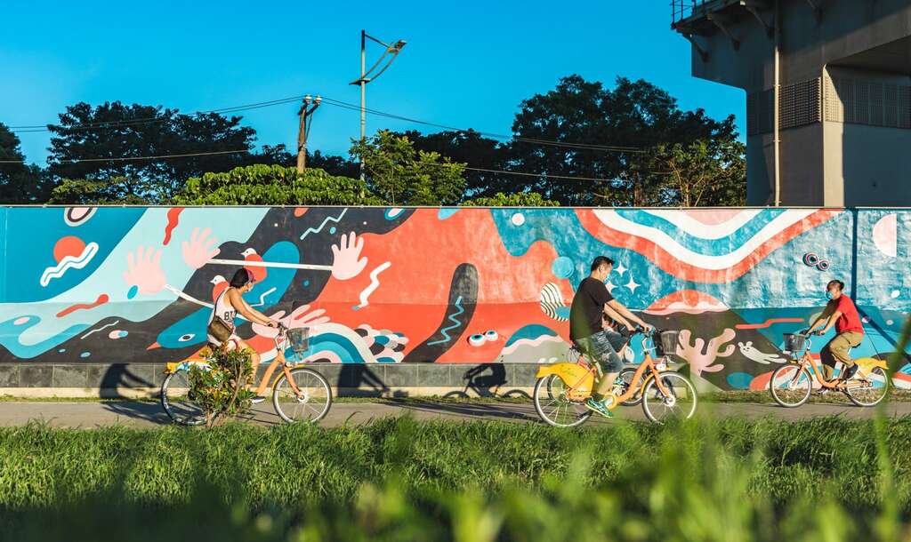 台北市「河双21」河川敷公園 堤防に芸術的な壁画