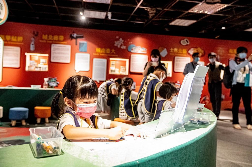 来台北探索馆「台北无围墙博物馆特展─波力玩台北」体验互动涂鸦墙，画出属於自己的波力与安宝。