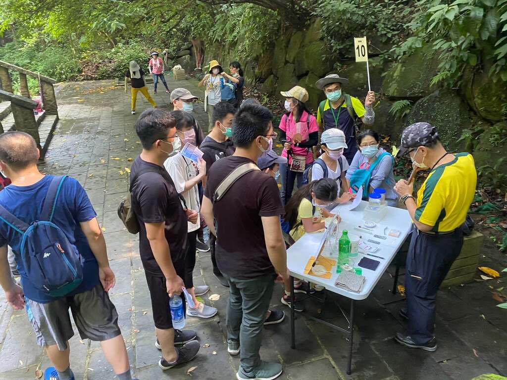 虎山溪环状步道导览分梯次进行解说