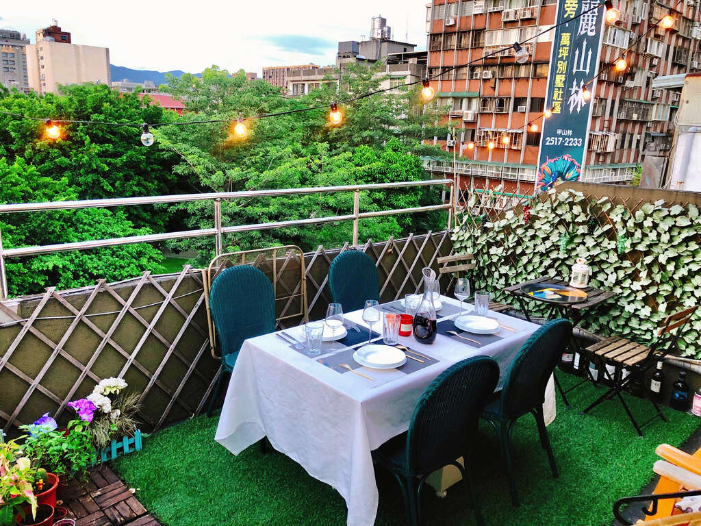 在家用餐也要有仪式感，网友刘彦廷利用宅家时间，把阳台升级大改造，浪漫布置彷佛坐在巴黎街头。（图／刘彦廷提供）