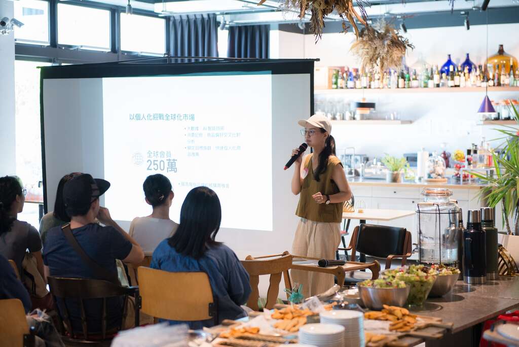 Kim 以自身的品牌辅导经验及对市场的洞察，协助创业者了解市场趋势、拟定创业方向，进而做好创业准备。（图／Pinkoi）