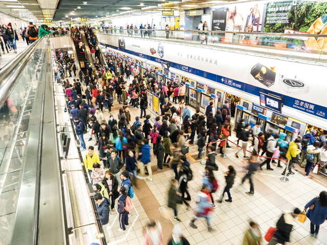 The numbers of MRT passengers remain fairly constant on weekdays and weekends. This
is something that few cities experience.