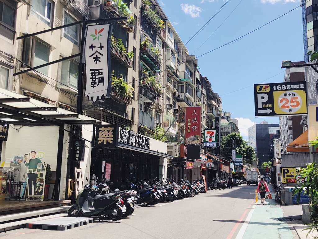 蛋堡過去常和饒舌朋友們約在忠孝東路後巷的茶街聊天寫歌，這裡藏有許多舊時的創作回憶。（攝影／ Kuroshio）
