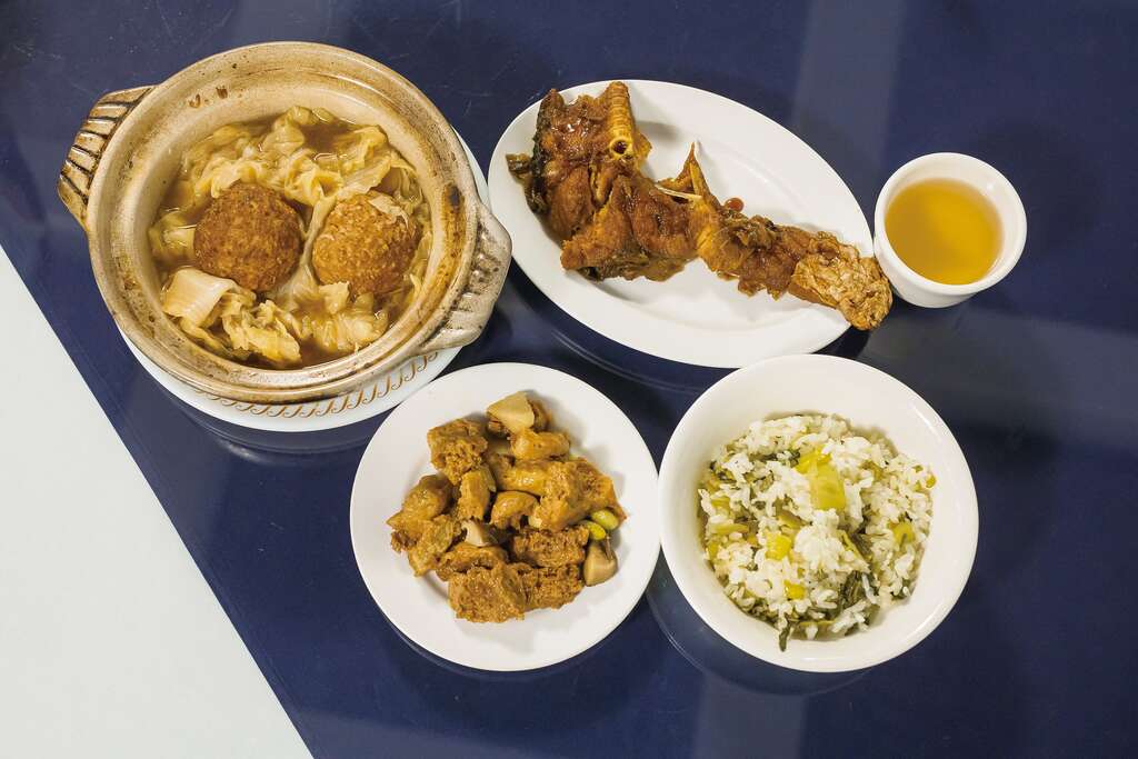 王宣一的《国宴与家宴》描述了自家日常的江浙菜样貌，包括狮子头、烤麸、菜饭等经典菜式，都能在「秀兰小馆」寻到相似之味。 (2)