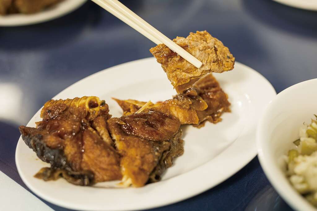 燻鱼酥炸後淋上香甜酱汁，是经典的江浙料理。（摄影／庄智渊）