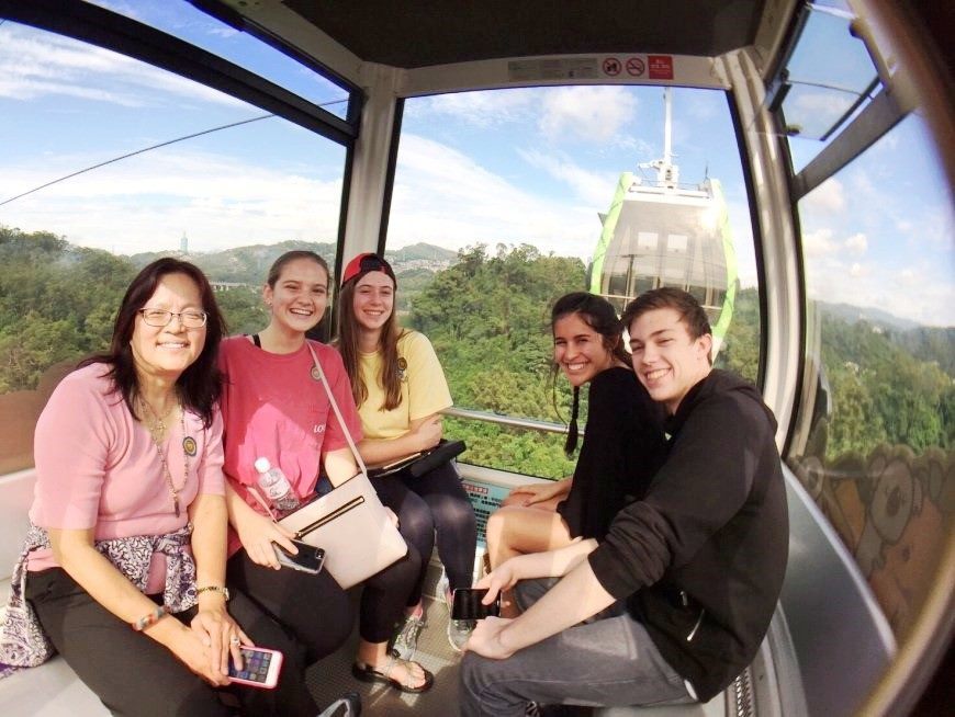 国外旅客搭乘猫空缆车，一窥猫空美丽山景-照片来源MyTaiwanTour 飞亚旅行社