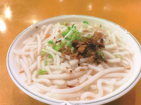 Thick rice noodle soup, one of the iconic street foods in Taipei, is also a form of rice. (Photo/changyisheng)